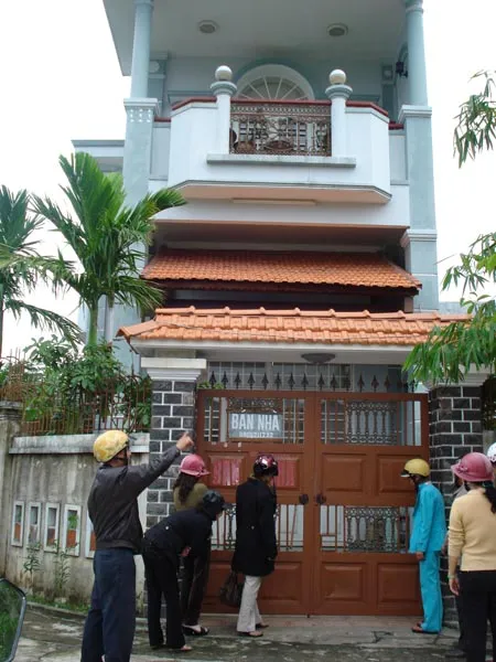 Người dân ở Đà Nẵng đến nhà vợ chồng Tâm - Thơ đòi nợ. Người dân ở Đà Nẵng đến nhà vợ chồng Tâm - Thơ đòi nợ.